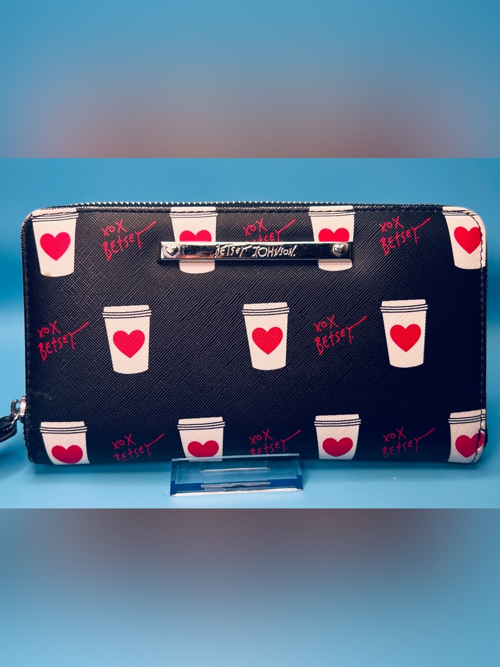 Betsey Johnson Black Wallet Heart Coffee Cup XOXO Zip Around EUC